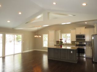 420 Lindenwood Dr, Village of hartland, WI 53029