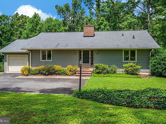 3rd image of 8 Ridgemore Cir