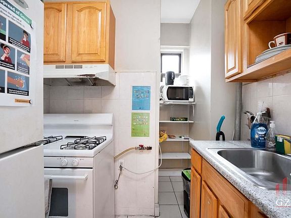 4th image of 101 W 131st St #16