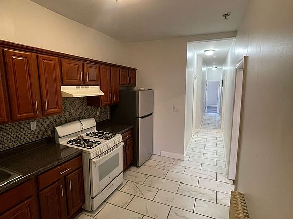 4th image of 144 Hawthorne Ave Floor 2
