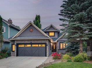 70 S Discovery Ridge Ct SW, Calgary, AB T3H4R3