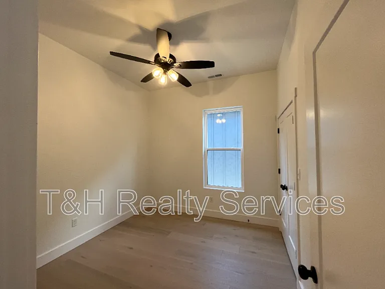 930 Woodlawn Ave — Photo 13