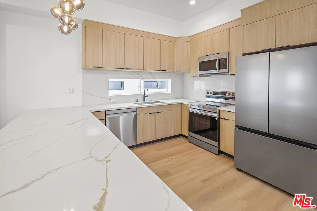 4 bed, 2000 sqft, $5,500 — Photo 2