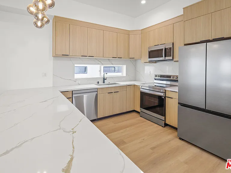 11006 Hortense St #1/2 — Photo 2