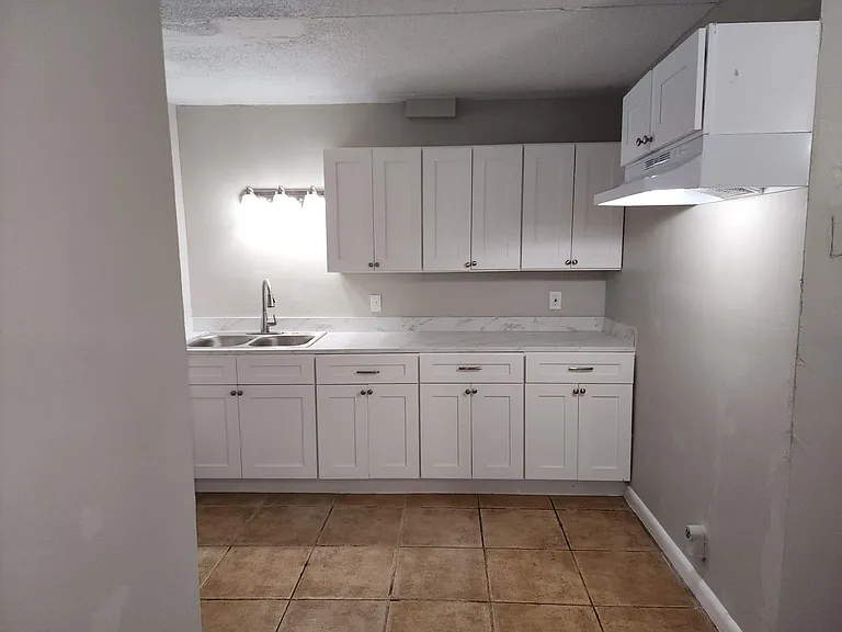 2851 Sophia St — Photo 1