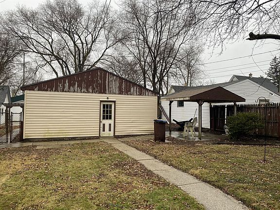 2nd image of 715 W Grand Ave