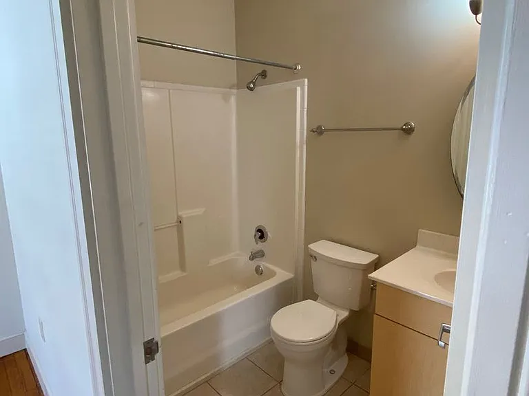 121 W Broad St — Photo 17