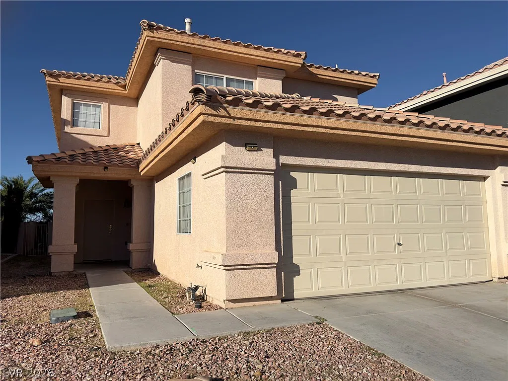5 bed, 3.0 bath, 2374 sqft, $2,590 — Photo 1