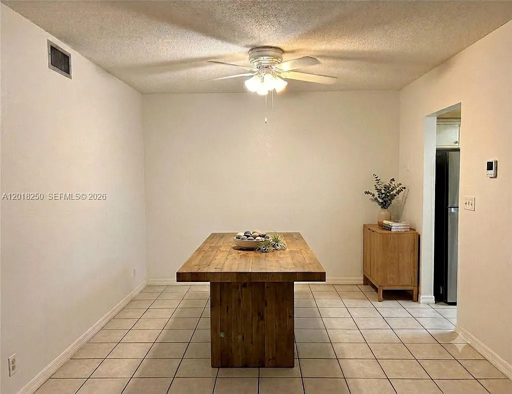 Hampton Court Condo — Photo 3