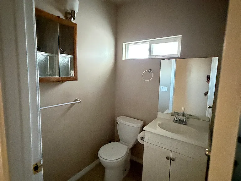 229 S Orange Ave #B — Photo 12