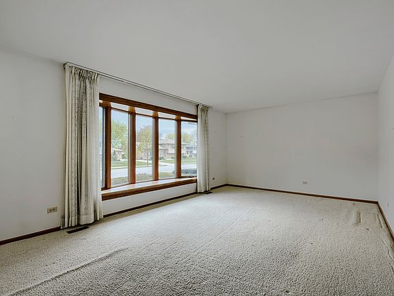 5th image of 496 Sheridan Ln