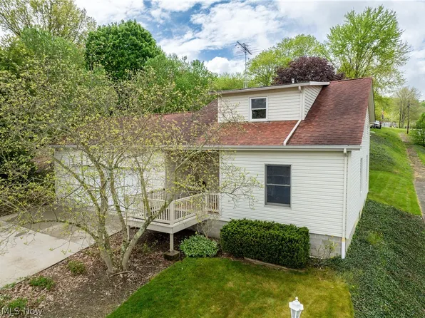 300 Jarvis St, Bowerston, OH 44695