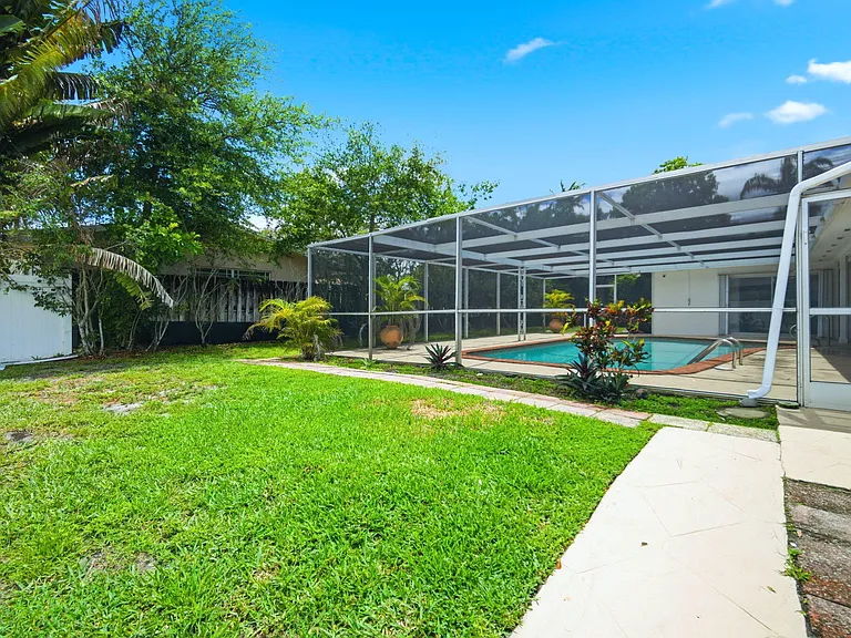 321 E Chaminade Dr — Photo 14