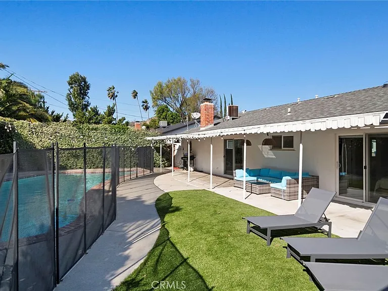 24136 Kittridge St — Photo 37