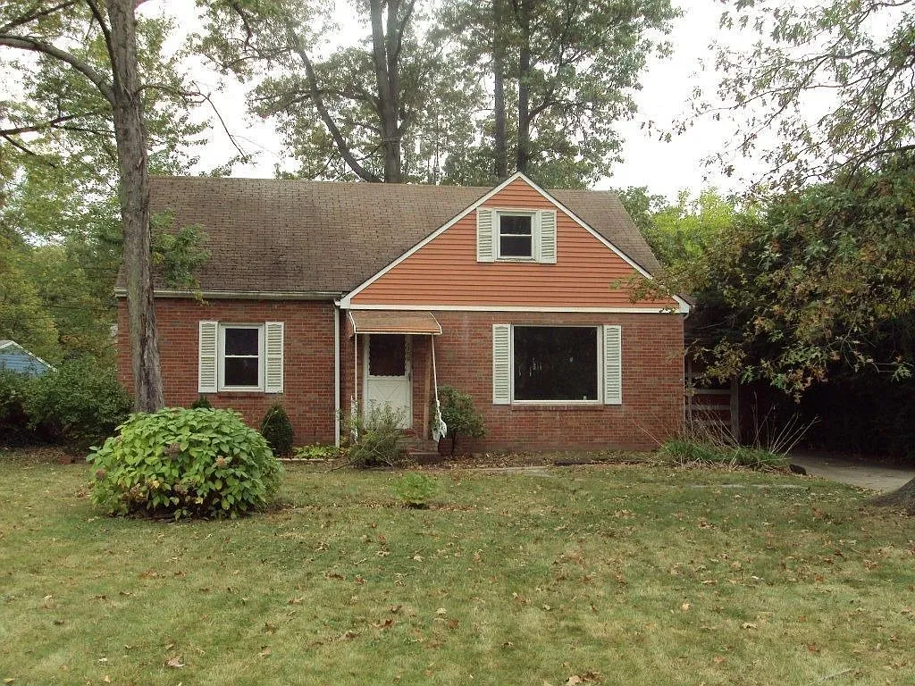 1708 Sunset Dr NE photo 1