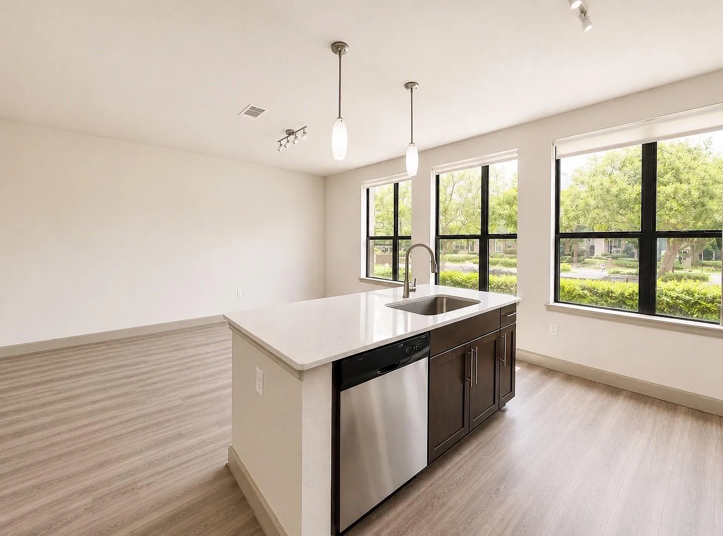2 bed, 2.0 bath, 1326 sqft, $1,850 — Photo 3