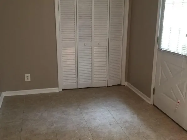 575 S Crescent Ave, Independence, MO 64053
