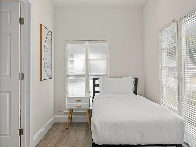 1738 S Kelton Ave — Photo 22