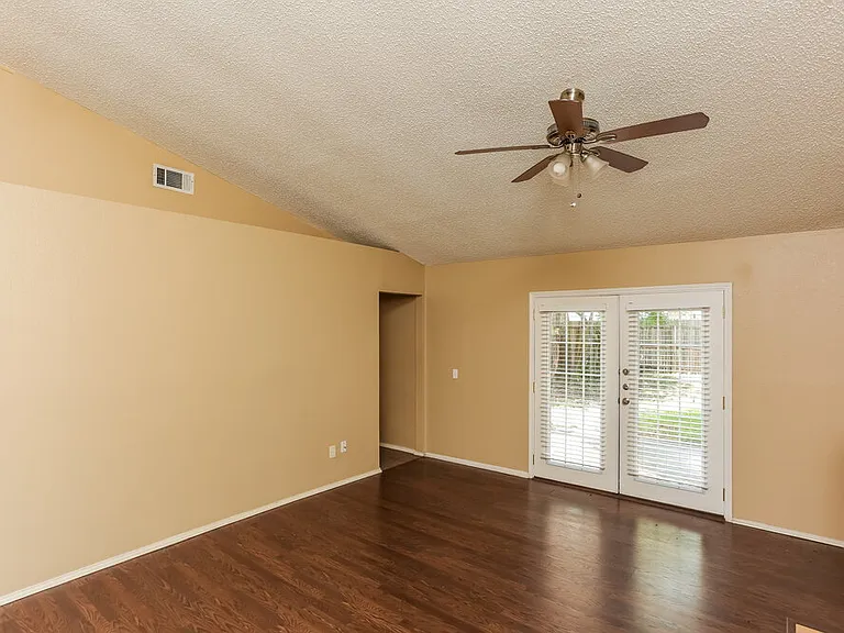 1526 Chapman St — Photo 3