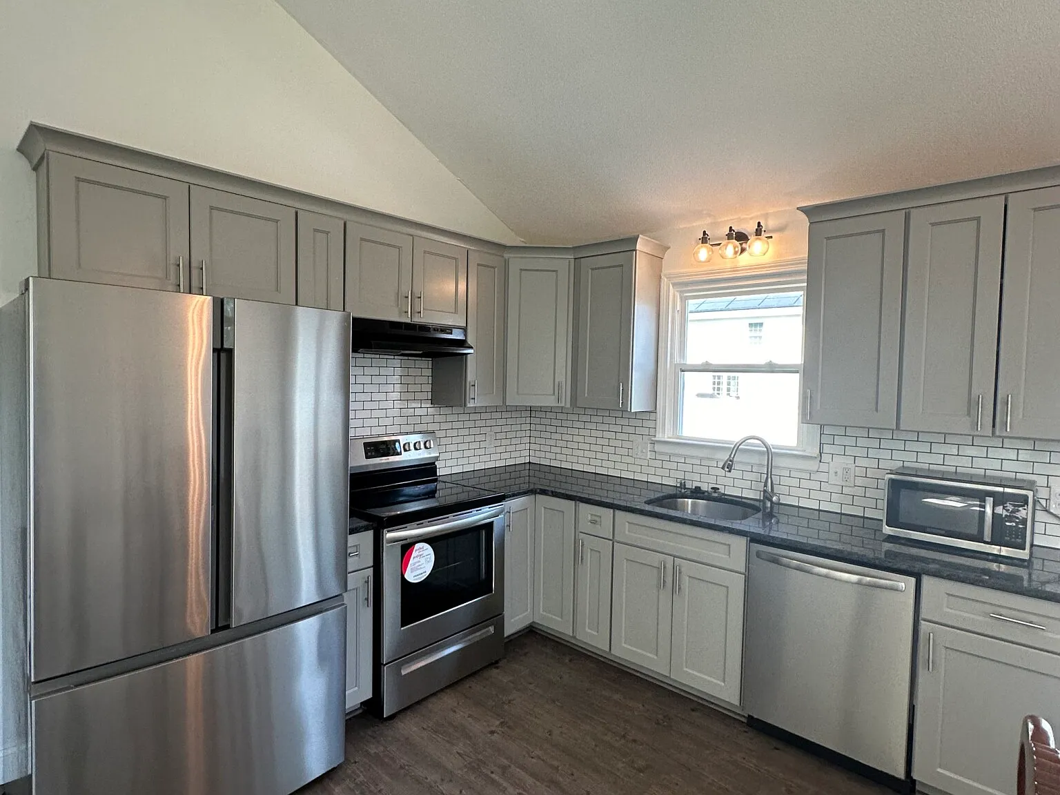 3 bed, 1000 sqft, $3,000 — Photo 1