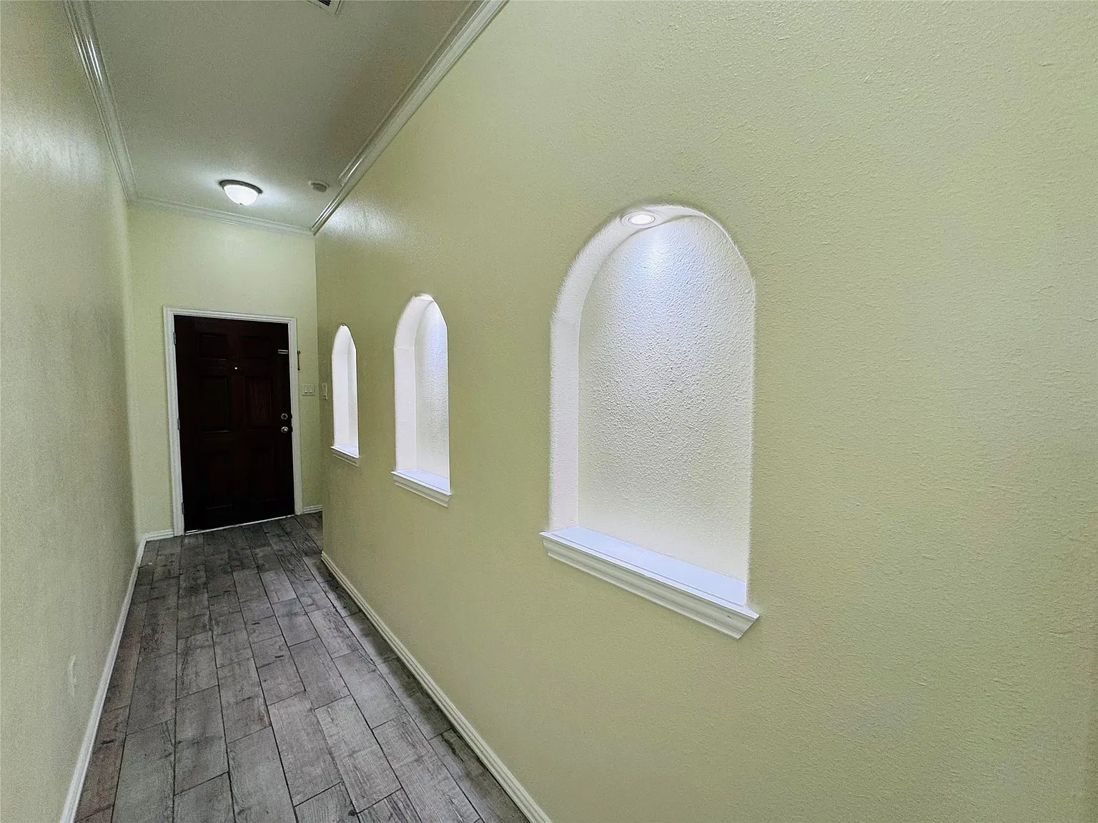 3 bed, 2.0 bath, 1908 sqft, $2,200 — Photo 2