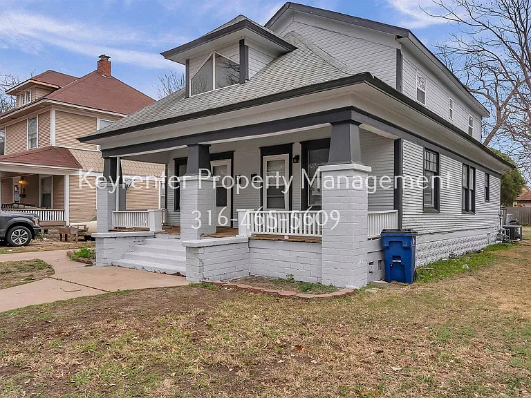 144 S Green St — Photo 2