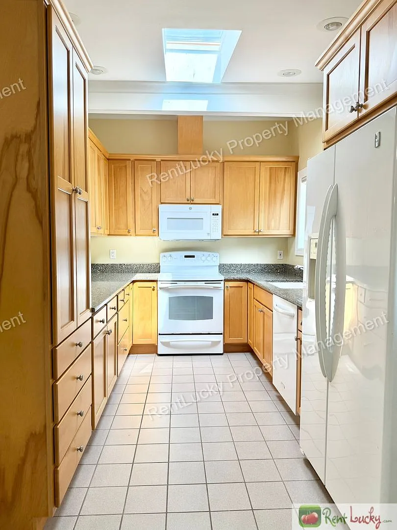 Amazing 4 Bedroom Home In Bellevue! Fantastic Balcony And Large Family Room! — Photo 4