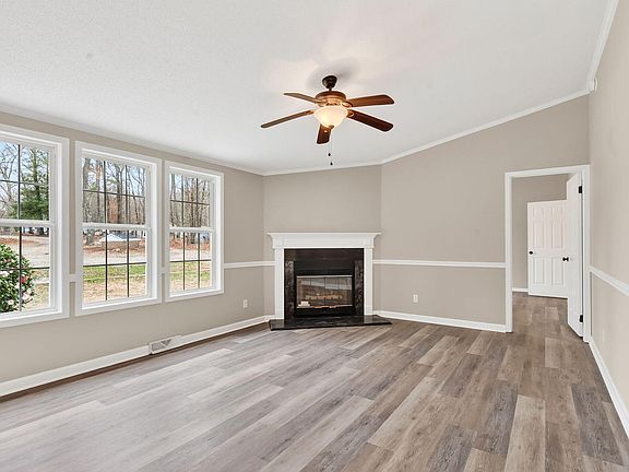 3rd image of 154 Hickory Tree Ln