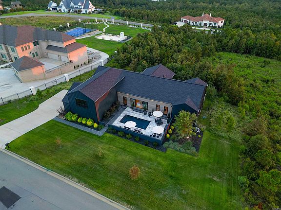 3rd image of 20 Waterview Garden Ln