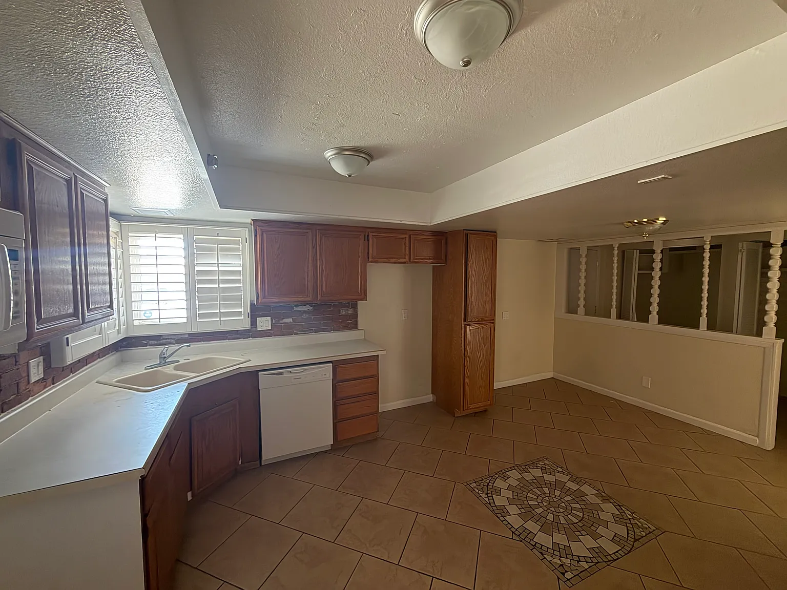 5 bed, 3.5 bath, 2400 sqft, $2,600 — Photo 4