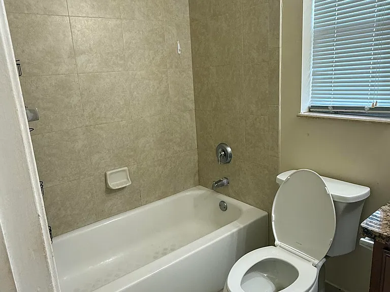 578 NE 20th St #10-E — Photo 12