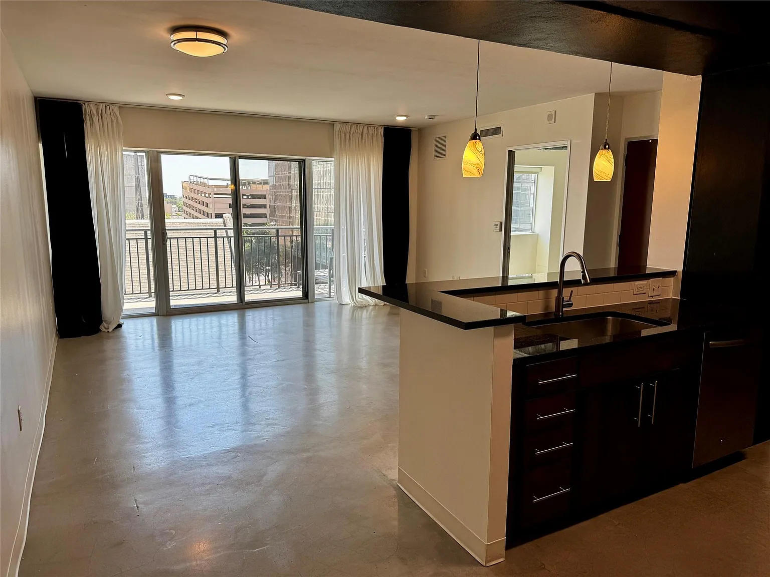 1 bed, 1.0 bath, 832 sqft, $1,995 — Photo 3