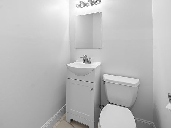 5th image of 1860 Windsor Ct