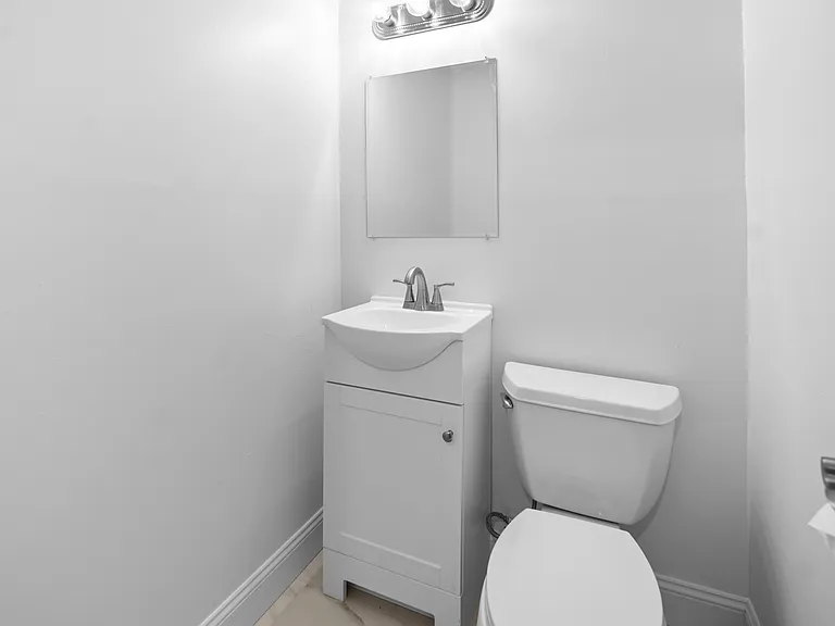 1860 Windsor Ct — Photo 5