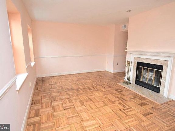 3rd image of 2104 N Scott St APT 31
