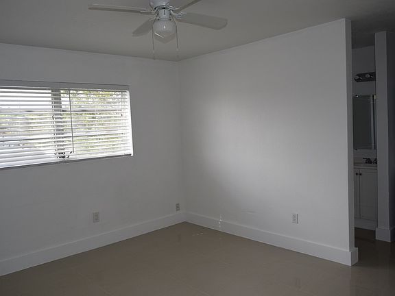 4th image of 16030 NE 19th Ct APT 206