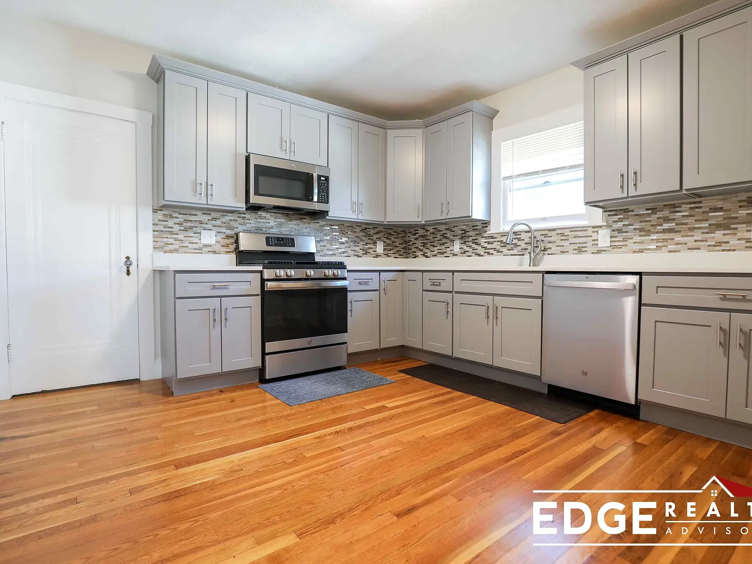 4 bed, 2200 sqft, $4,600 — Photo 2