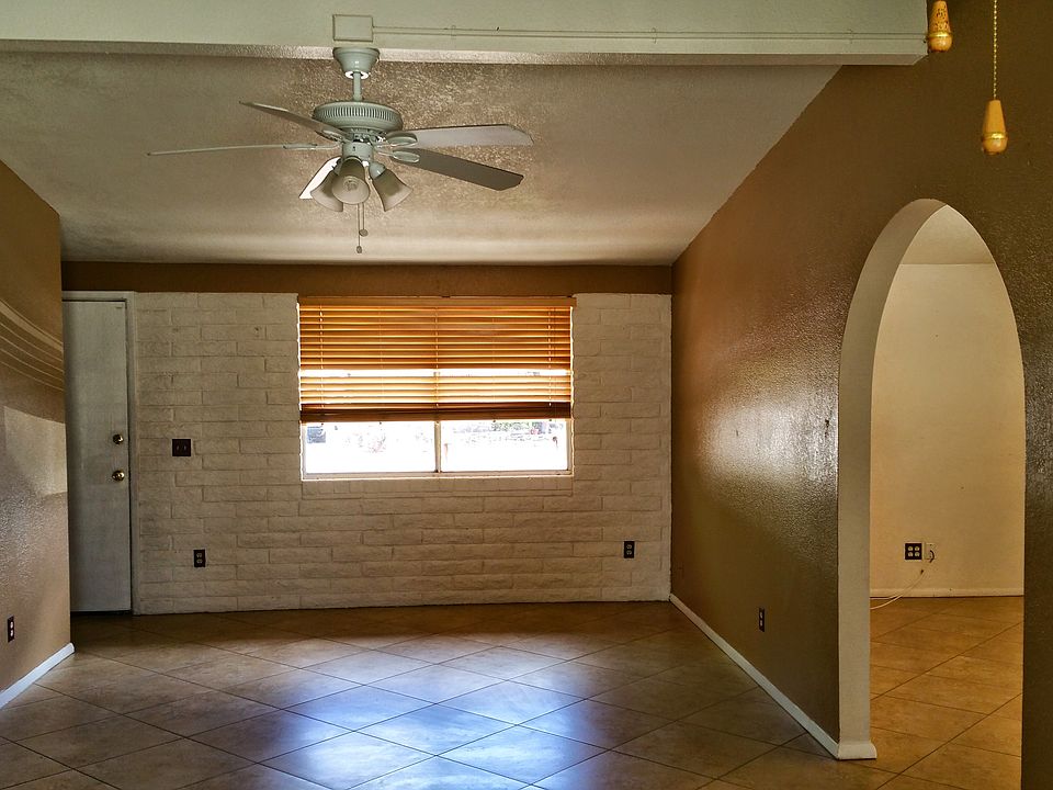 Great Room w/16" Tile