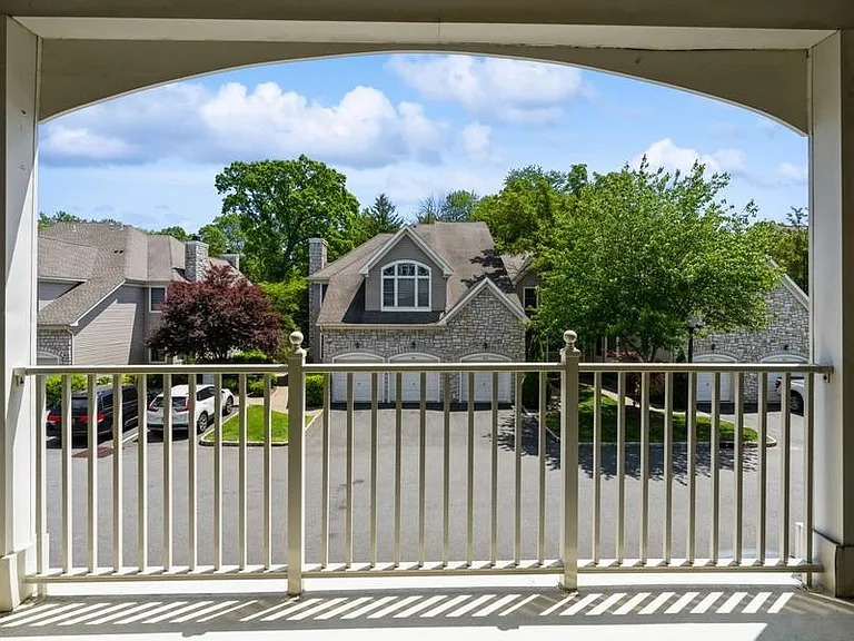 605 Binghampton Ln — Photo 33