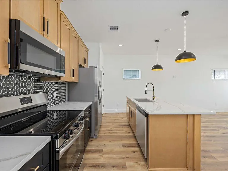 8009 Cora St — Photo 8