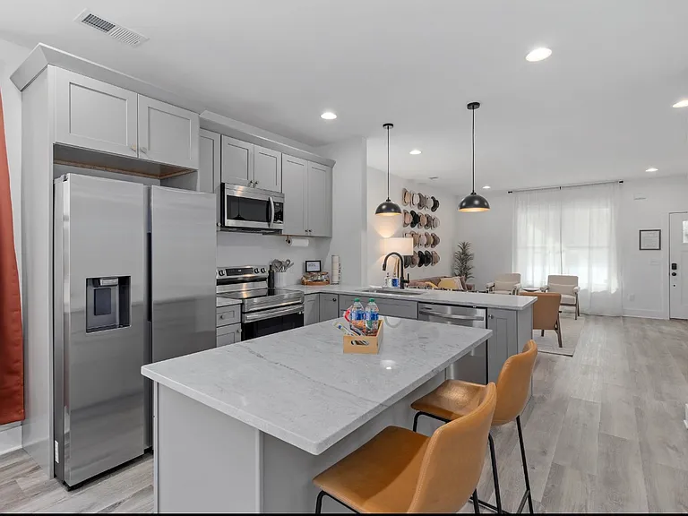 3006 E Crescent Cir — Photo 2