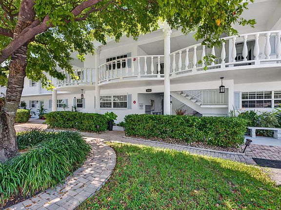 3rd image of 2820 NE 30th Street #9