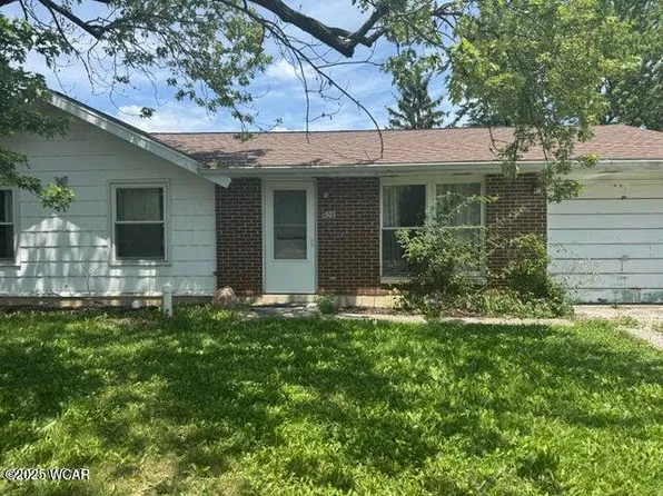 806 Canterbury Dr, Wapakoneta, OH 45895