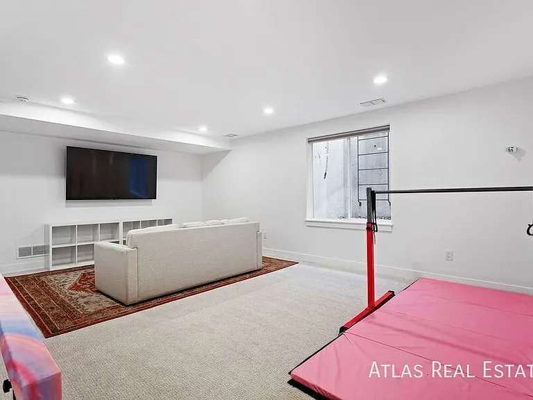 1194 S Lincoln St — Photo 28