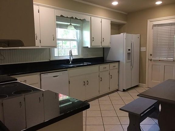 Granite countertop, undercounted lighting.