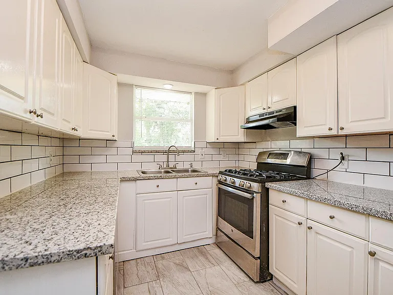 5811 Greencraig Dr — Photo 12