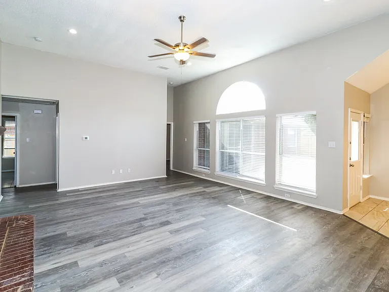 2407 Springfield Dr — Photo 9
