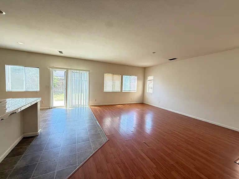 1372 Derby Ct — Photo 6