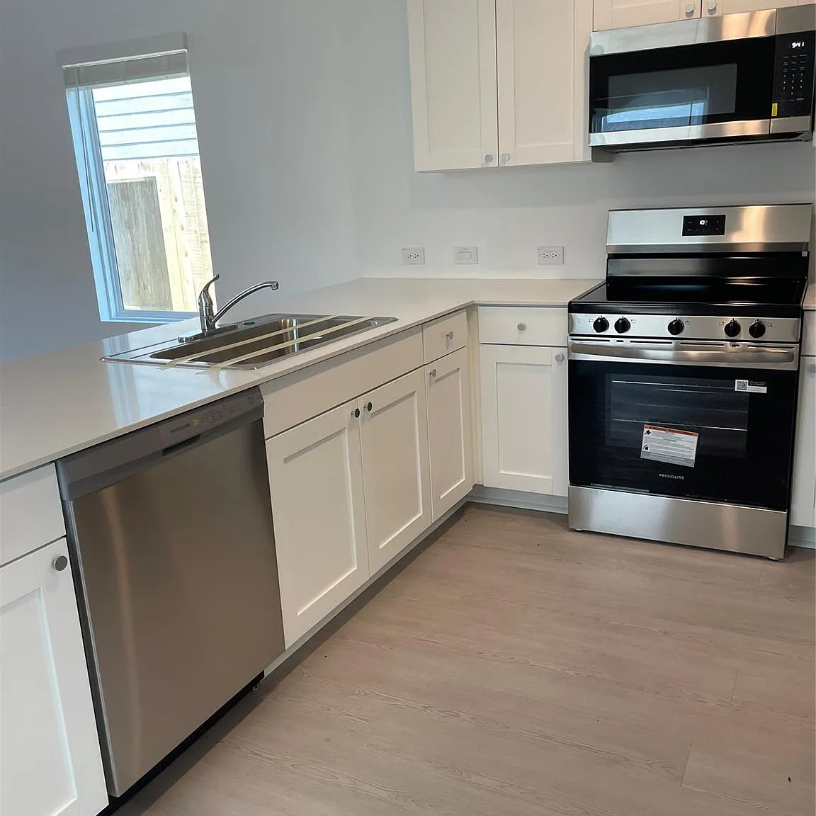 3 bed, 2.5 bath, 1360 sqft, $1,650 — Photo 2