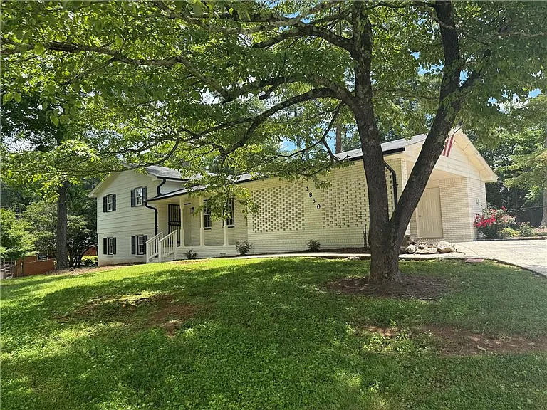 2830 Idlewood Dr — Photo 2